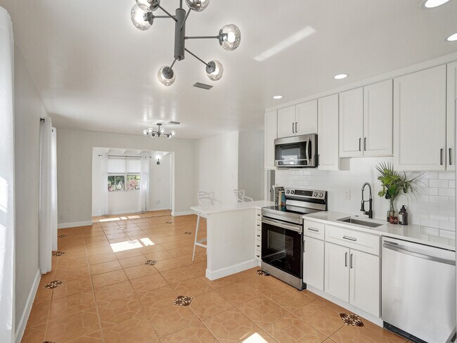 Building Photo - 920 NE 34th Ct