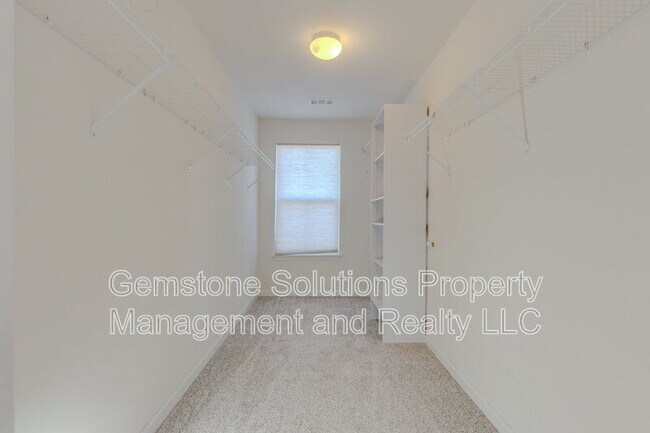 Building Photo - 2704 Orleans Dr