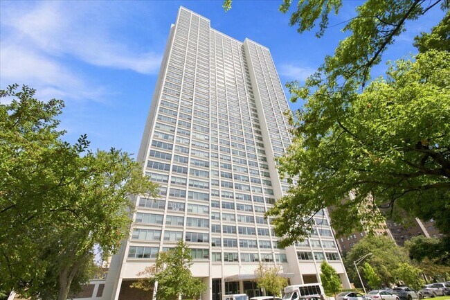 Building Photo - 1700 E 56th St
