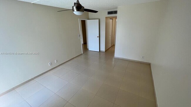Building Photo - 20500 W Country Club Dr