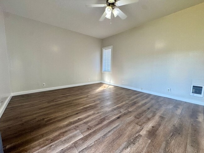 Building Photo - 210 18th St