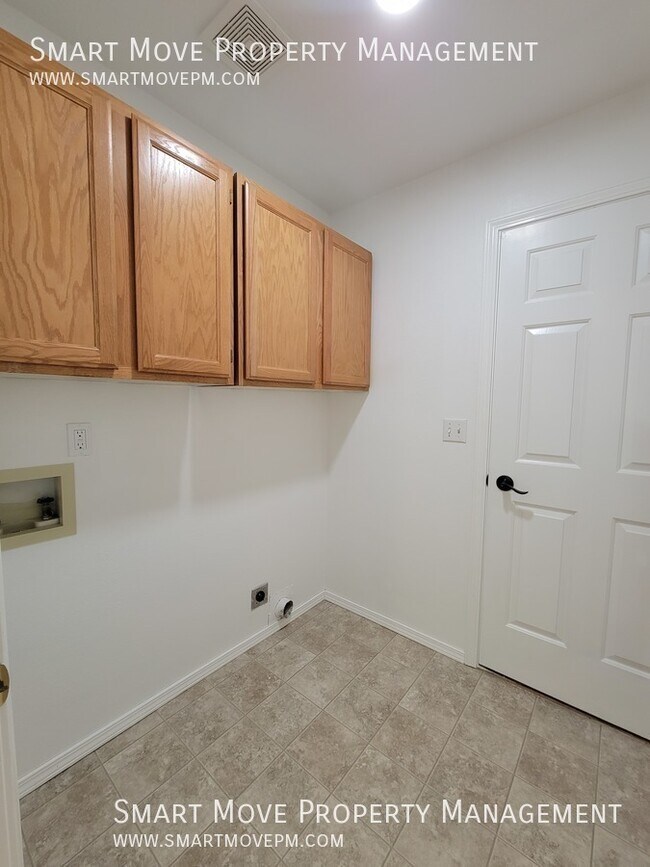 Building Photo - 108 W Crest Wood Dr