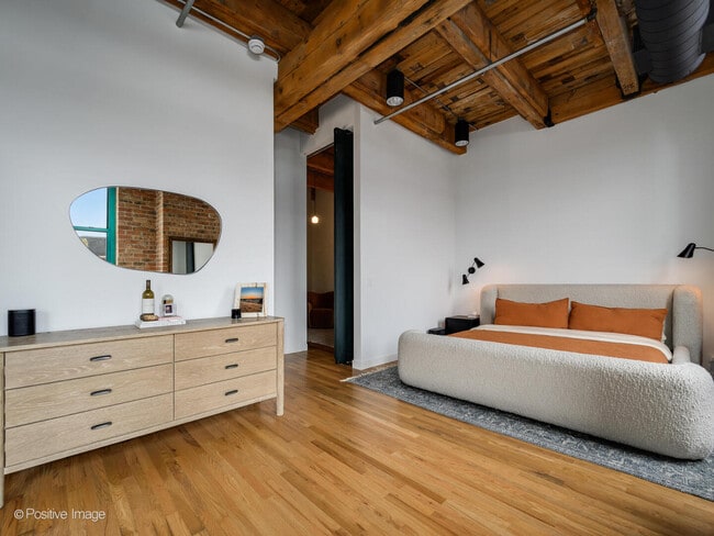 Building Photo - 312 N May St