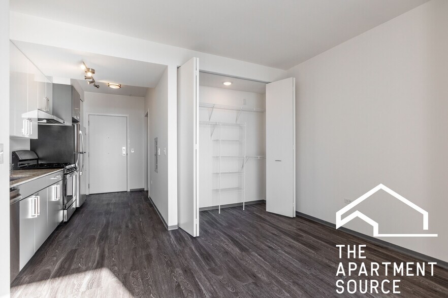 Building Photo - 2340 N California Ave