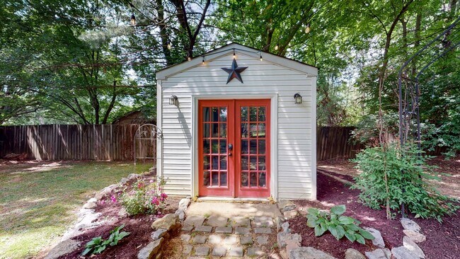 Building Photo - **RENOVATED COLONIAL ON OVER AN ACRE ZONED FOR WILLIAMSON COUNTY BRENTWOOD SCHOOLS**