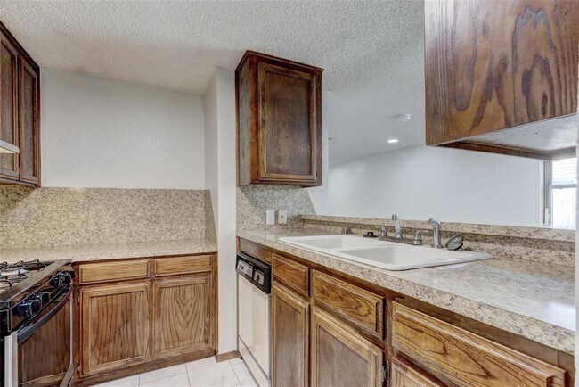 Building Photo - 2121 Meench Dr
