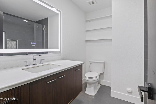 Building Photo - 2166 E Greenway Dr