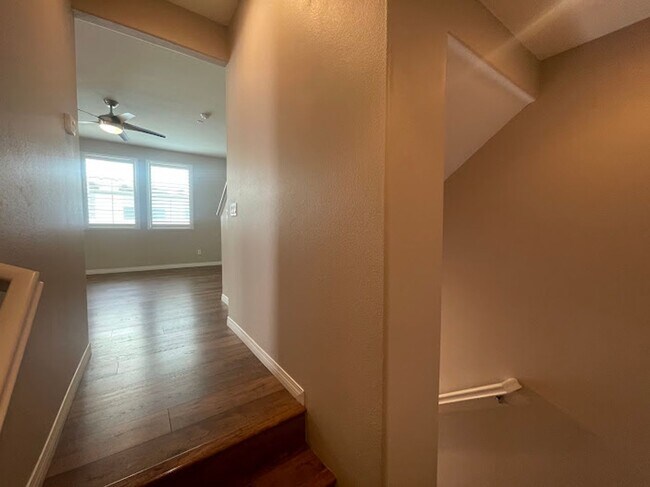 Building Photo - Stunning 2 bed 2.5 bath Solar Powered Town...