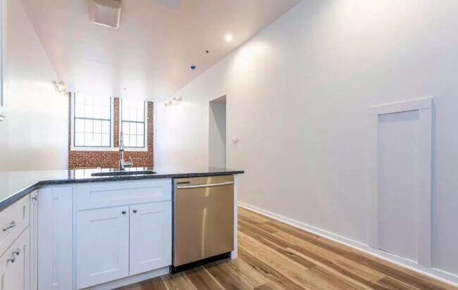 Building Photo - Luxurious 1-Bed/1-Bath Condo At Bridgeview Place! Available January 2026!