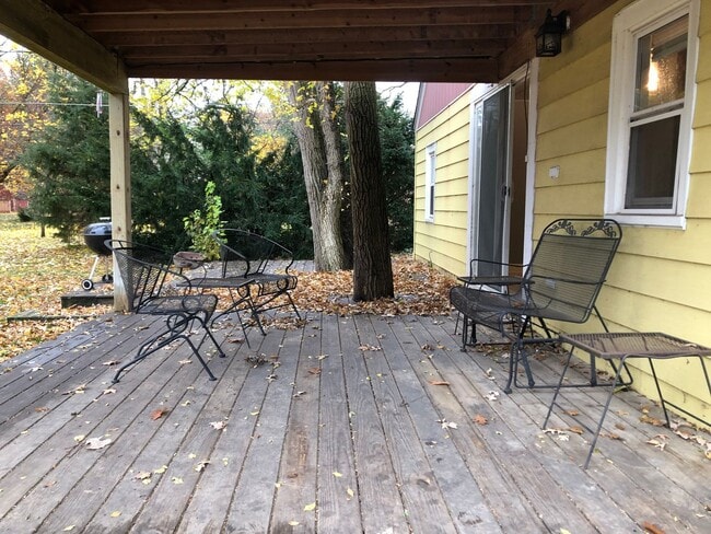Building Photo - Cozy Two Bedroom Single Family in Country ...