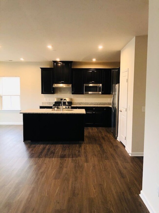 Building Photo - Like New - Single Story Living - 3 Bedroom...