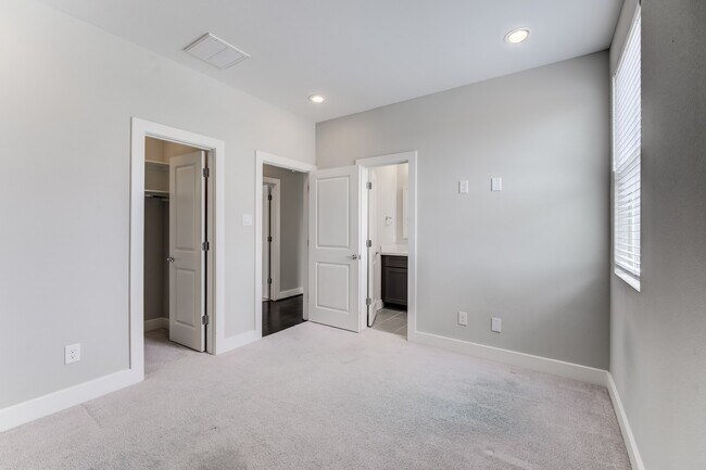 Building Photo - 2510 Tuam St