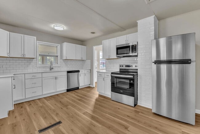 Building Photo - Renovated 4BR Home – Modern Finishes, Off-Street Parking