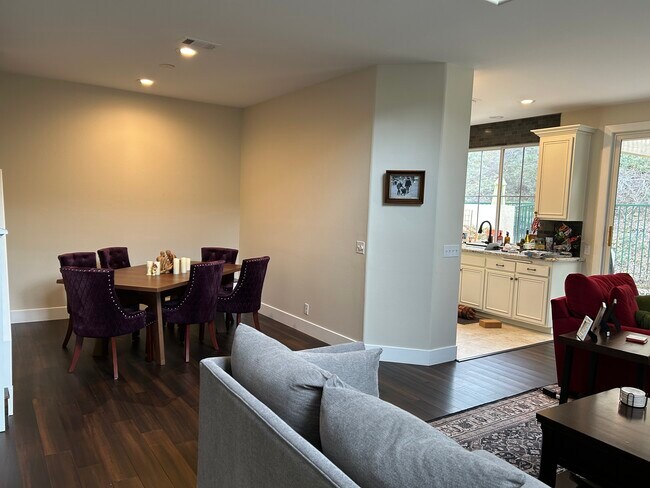 Dining Area - 580 Fenwick Way