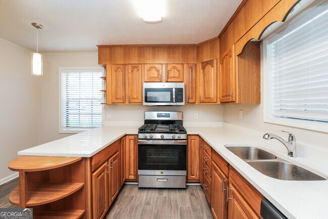 Building Photo - 2236 Kings Forest Dr SE