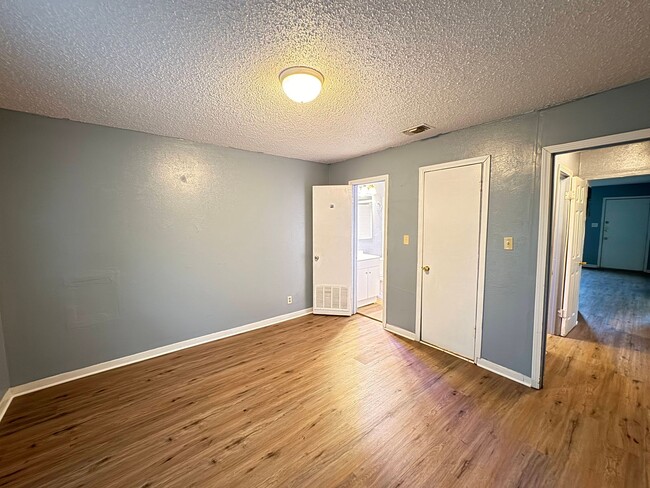 Building Photo - 1602-1604 N Park St