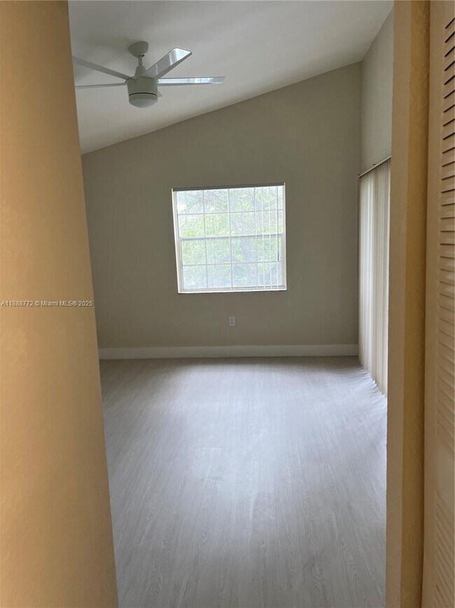 Building Photo - 2811 N Oakland Forest Dr