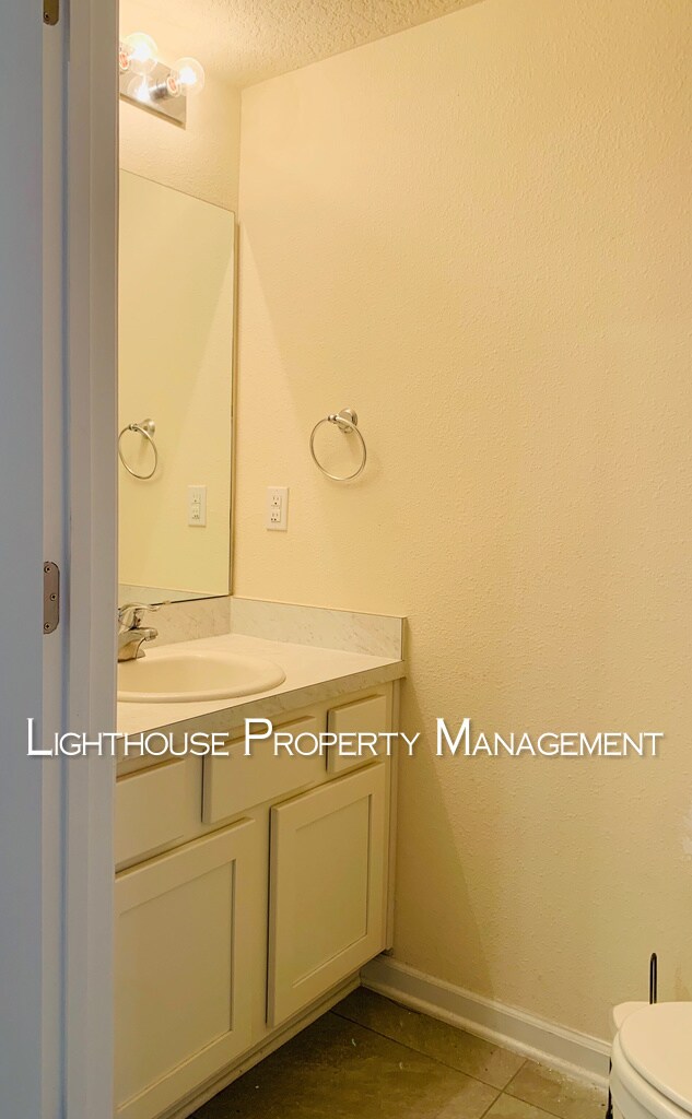 Building Photo - Modern 2/2.5 Townhome-Baymeadows!