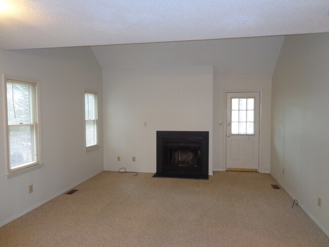 Building Photo - West Raleigh Duplex!