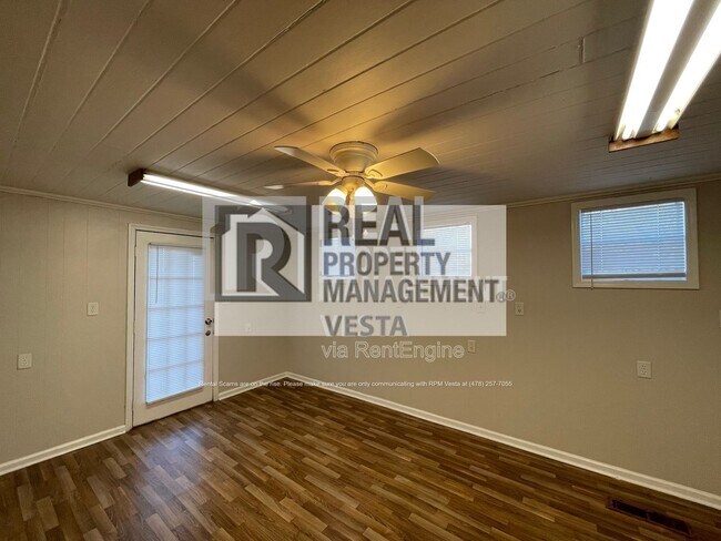 Building Photo - 7162 Everett Dr