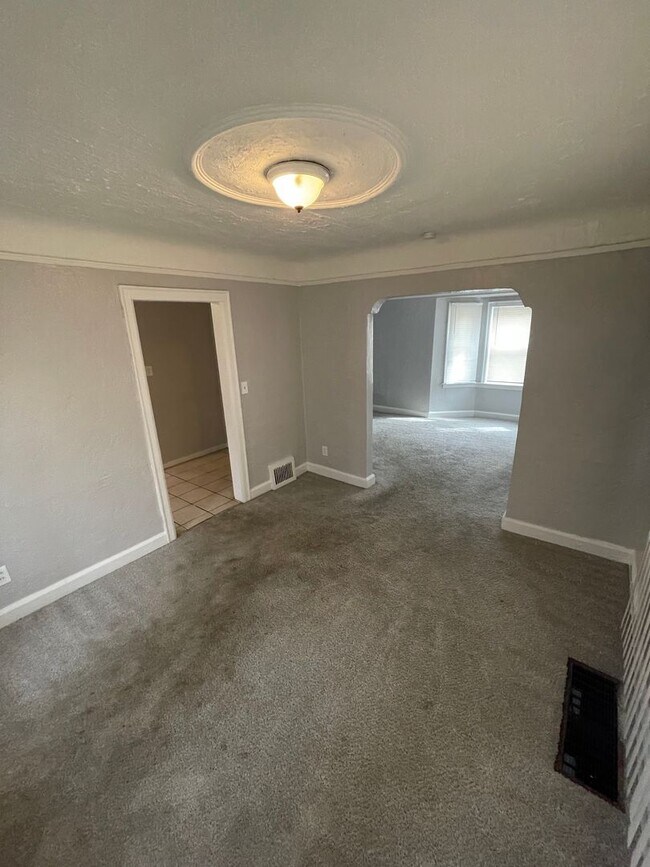 Building Photo - SECTION 8 ONLY! INSPECTION READY 3-BEDROOM...