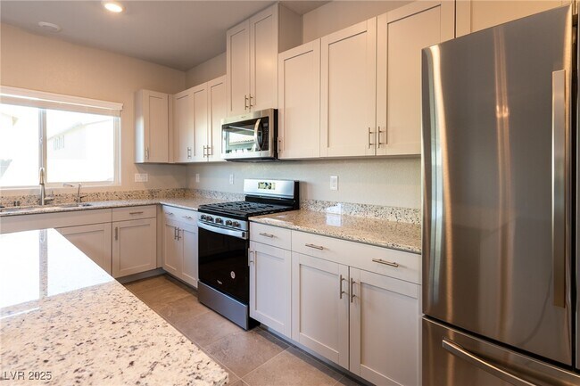 Building Photo - 480 Silverweed Ave