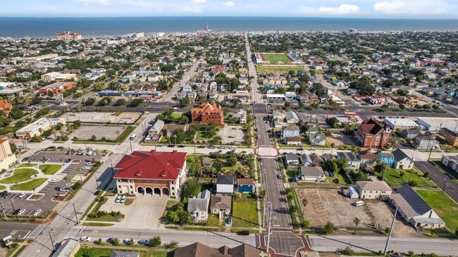 Building Photo - 808 27th St