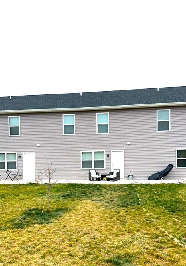 Building Photo - Spacious 3-Bedroom End-Unit Townhouse – Ap...