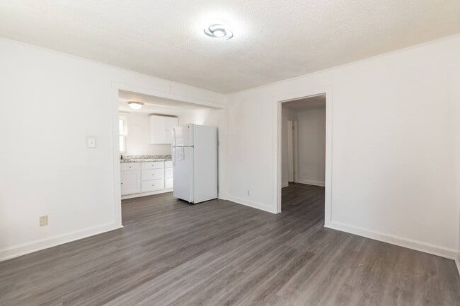 Building Photo - Three Bedroom Home!