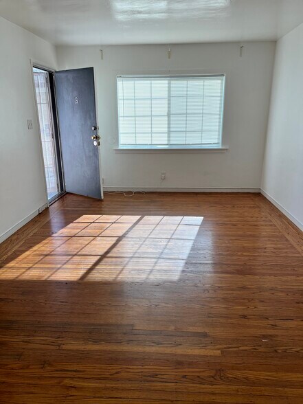 Living room - bright and sunny - wood floors - 1329 Rose St