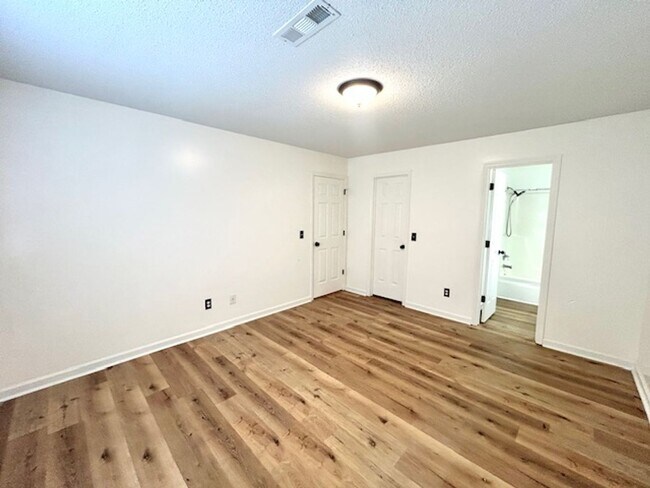 Building Photo - 4425 Bonnell Dr NW