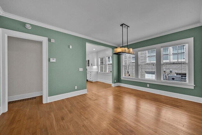 Building Photo - 876 Courtenay Dr NE