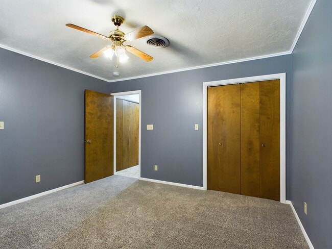 Building Photo - Charming 3-Bed Oasis with Fireplace & Hard...