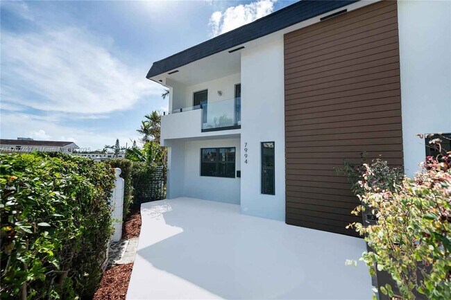 Building Photo - 7994 Crespi Blvd
