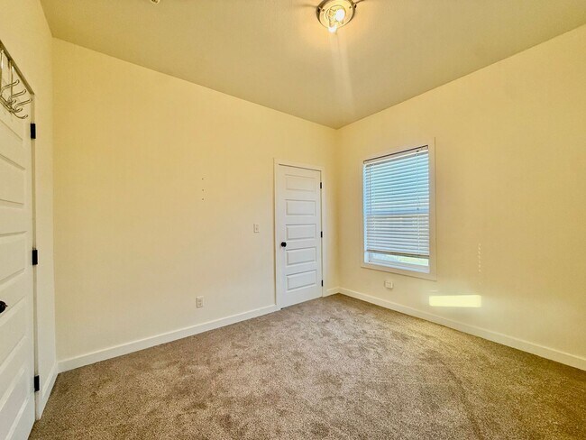 Building Photo - 1801 Russell Ave