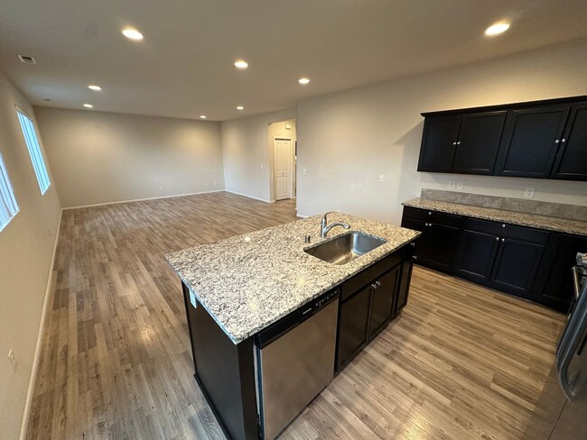 Building Photo - Pet friendly Spacious 4 bedroom + bonus ro...