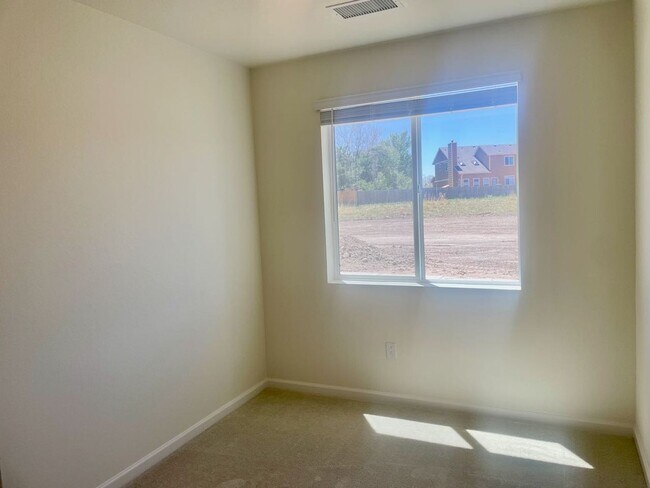 Building Photo - MODERN LUXURY 2BD/2BA/2CAR CONDO in Briargate