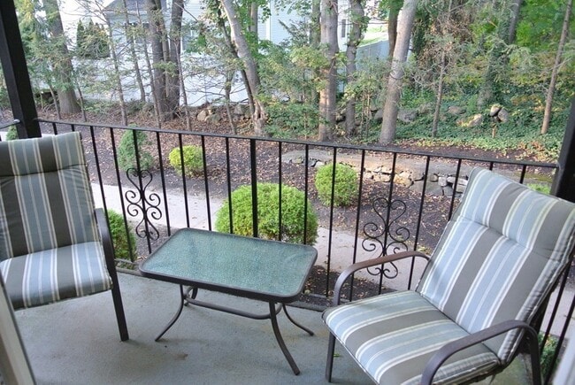 Building Photo - 19 Pine St