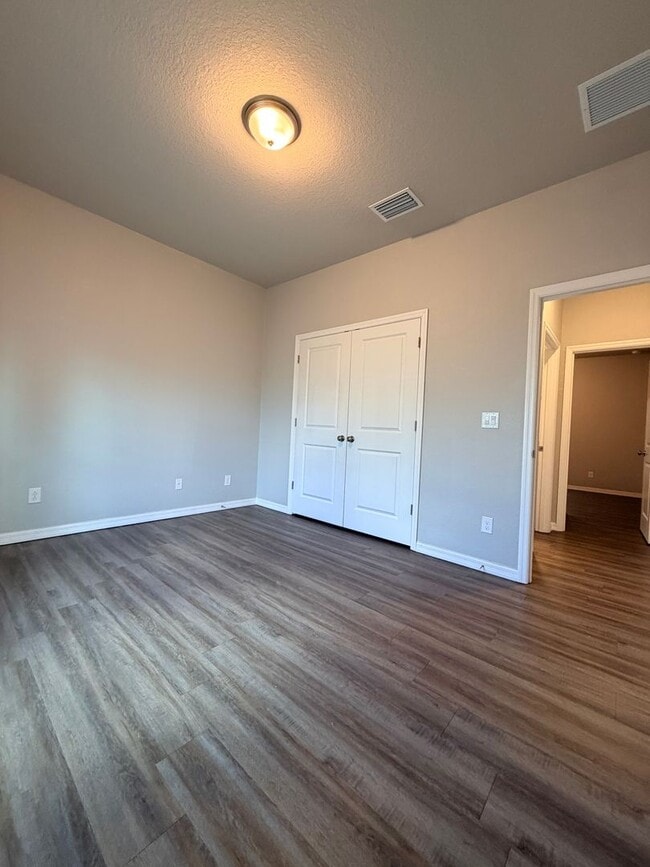 Building Photo - 3 bedrooms and 2 baths! FRESHLY RENOVATED!