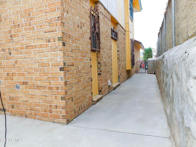 Building Photo - 726 Medina St