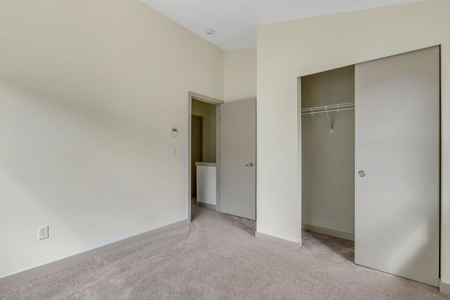 Building Photo - Cheery & Bright Columbia City Townhome
