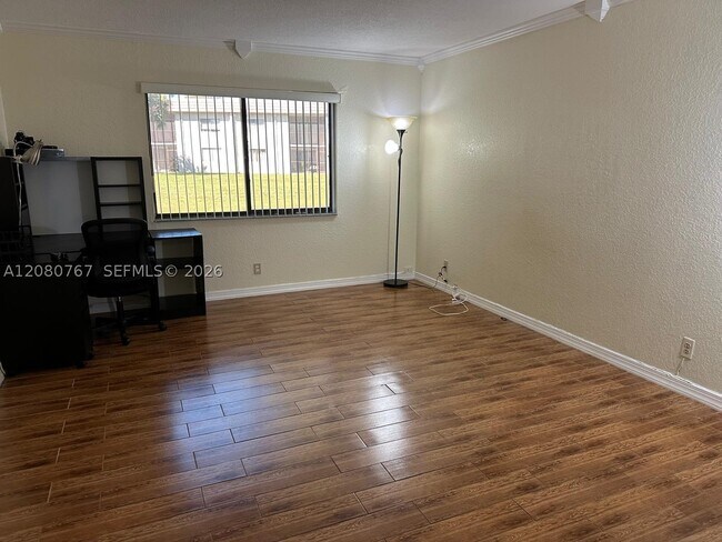 Building Photo - 16240 Laurel Dr