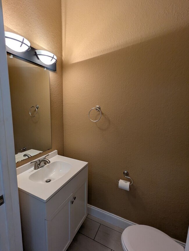 Building Photo - 2 Bedroom / 2.5 Bathroom Townhome – Magnolia Place