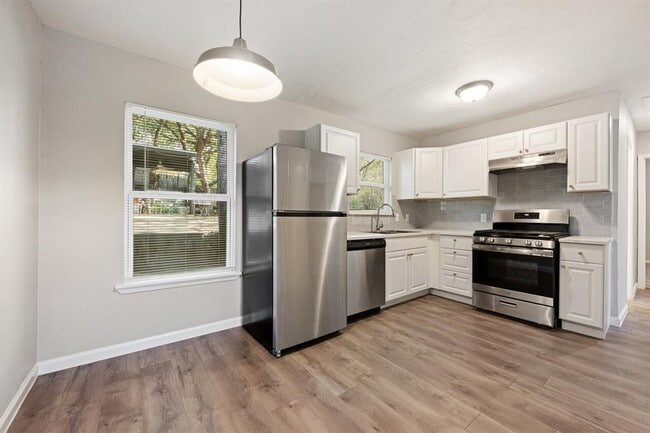 Building Photo - 2303 Metcalfe Rd