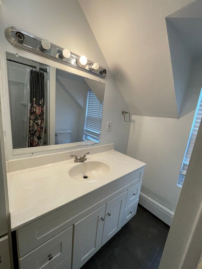 Building Photo - Bright, Spacious Single Family in Central Lowell, 4/5 Bedrooms, Off-street parking