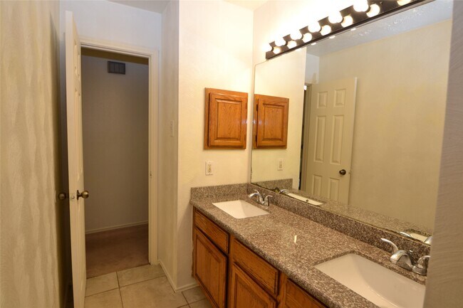 Building Photo - 12410 Meadow Briar Dr