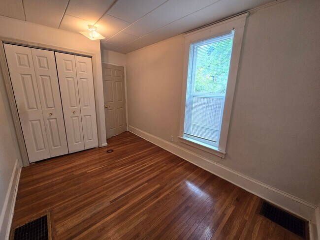 Building Photo - South Hill Home!! Available Now!