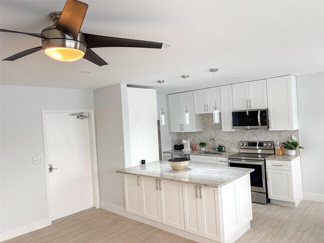 Building Photo - 4541 N Ocean Dr