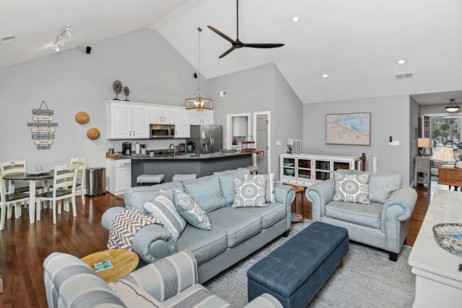 Building Photo - Fully Furnished Mid Term Lease