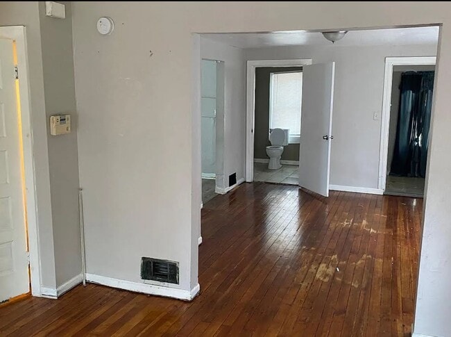 Building Photo - 3 bed 1.5 bath House